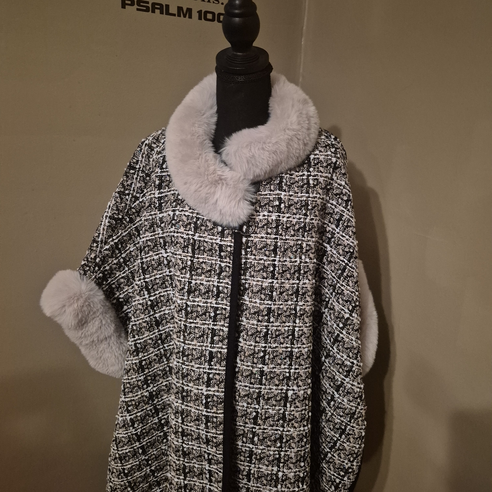 Vince Camuto Black and White Faux Fur Trim Cape